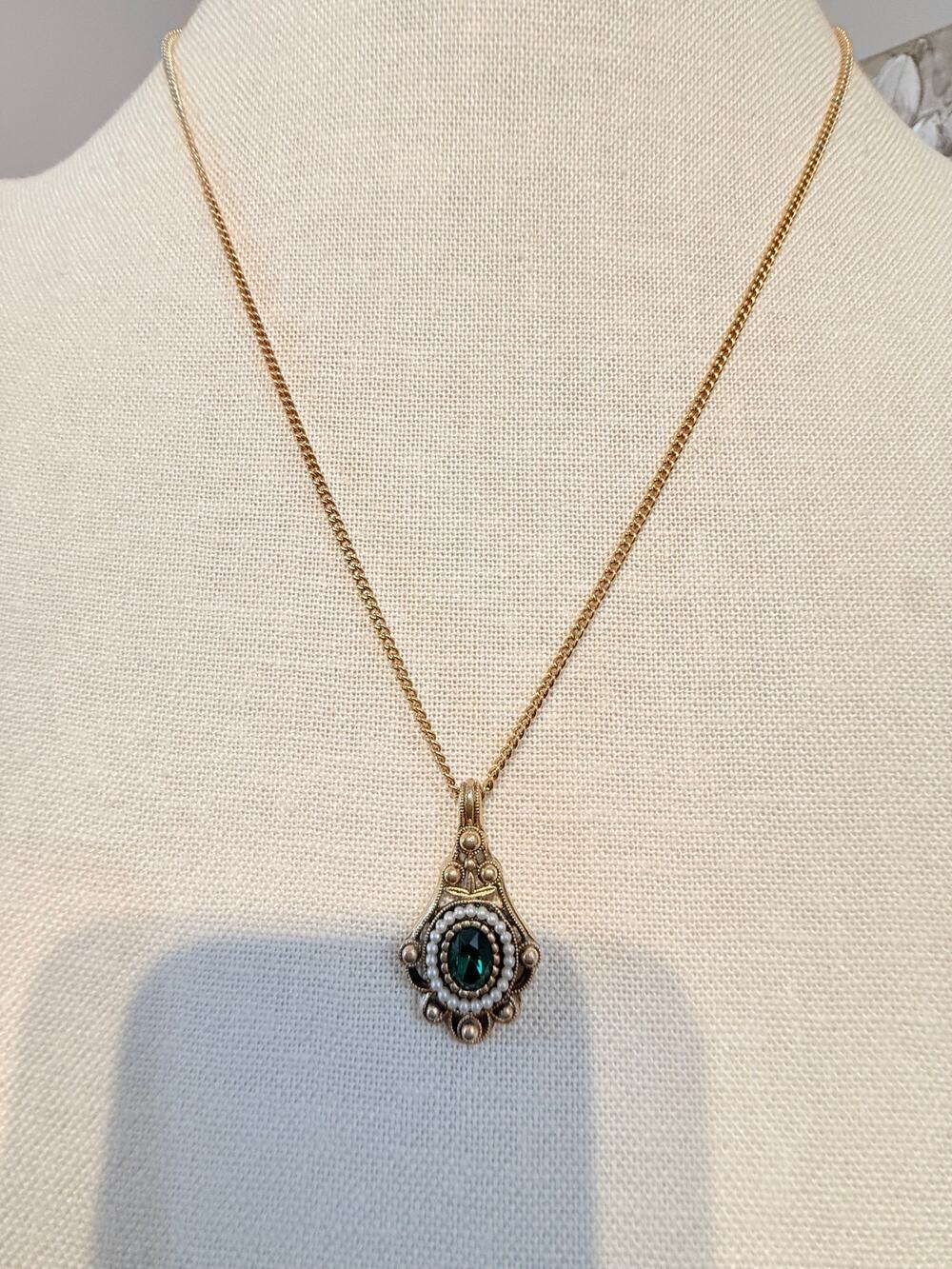 Vintage Avon Green Rhinestone Faux Pearl Pendant Necklace 22”